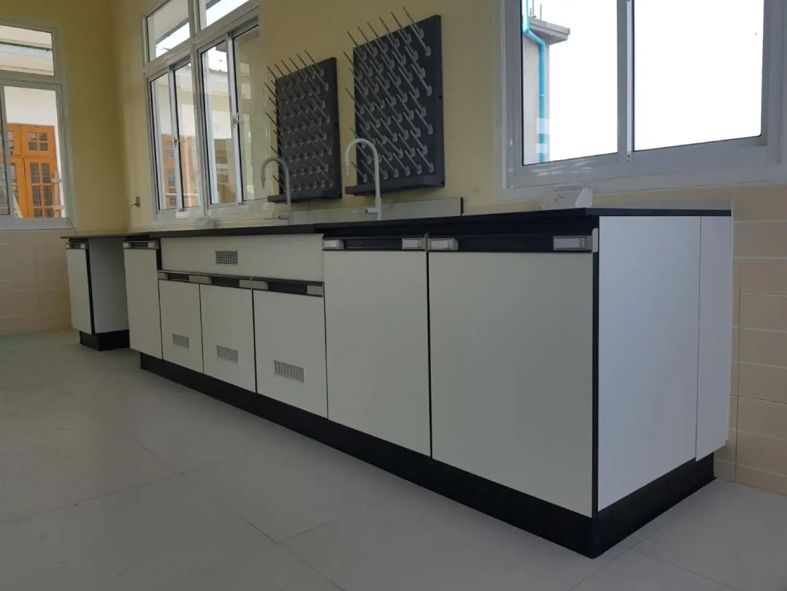 Wall benching and window run in the Goshu A1 laboratory